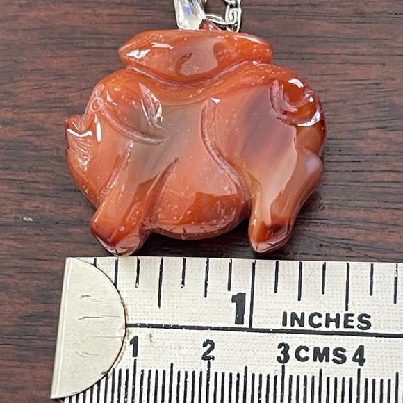 Carnelian agate Chinese zodiac “year of the pig” pendant - Picture 7 of 7